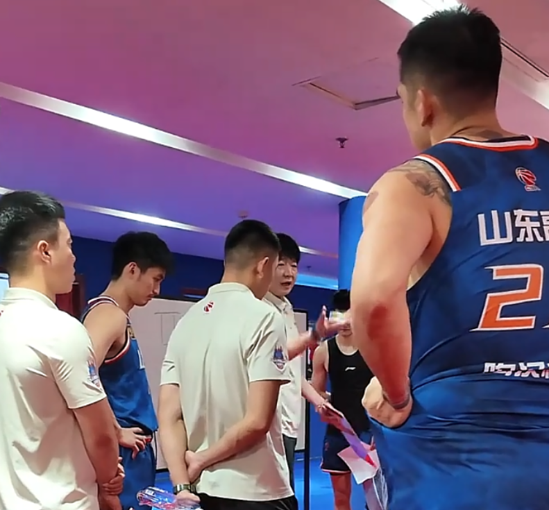 不敌山东更衣室！邱彪大喊不满关键时刻投篮，寄语球员玩命练！